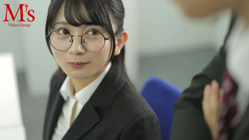 出張先のホテルで大人しい後輩女子社員とまさかの相部屋シングルベッド 突然、豹変した彼女は困惑するボクを密着誘惑し朝が来るまでひたすら痴女り続けた。 北岡果林